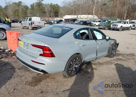 2024 Volvo S60 B5 Plus Dark Theme z USA, uszkodzony, nr VIN 7JRL12FL1RG315659